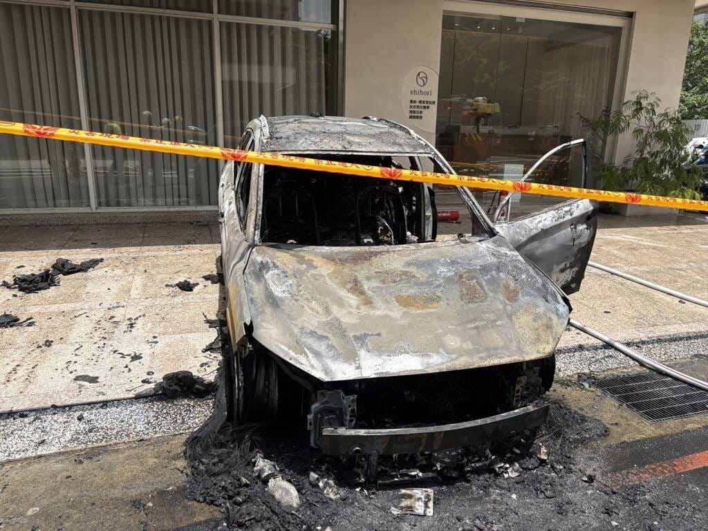 新竹縣竹北市勝利九街附近28日發生燃油汽車火警，消防人員到場撲滅火勢，幸無人受傷或受困。（新竹縣消防局提供）中央社記者郭宣彣傳真　115年7月28日