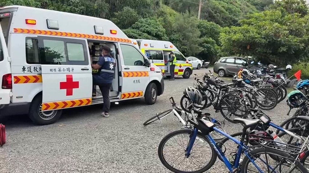 阿朗壹古道台東端入口處28日發生新竹某國中單車隊暑期探索課程隊員遭蜂螫事件，台東縣消防局大武大隊獲報出動到場協助，包括老師、學生共11人受傷，所幸均無生命危險。（民眾提供）中央社記者盧太城傳真　115年7月28日