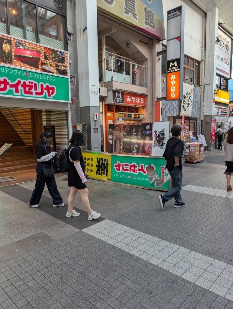 日本熊本縣28日下午4時27分左右發生規模7.1強震，最大震度7，熊本市內震感強烈，街上有店家招牌被震落。（讀者提供）中央社記者戴雅真東京傳真　115年7月28日