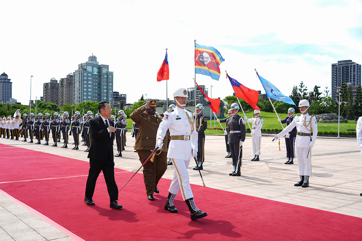 國防部長顧立雄以軍禮迎接史瓦帝尼王國國防軍司令法古德上將。 圖：國防部提供