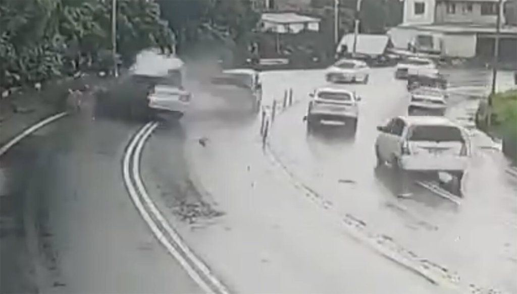 南投縣名間鄉員集路28日下午發生連環車禍，警方初步了解為2輛同向自小客車不明原因擦撞後，其中1輛衝入對向車道所引發，已知造成3人死亡、4人受傷送醫，肇事原因待調查。（民眾提供）中央社記者鄭維真傳真　115年7月28日