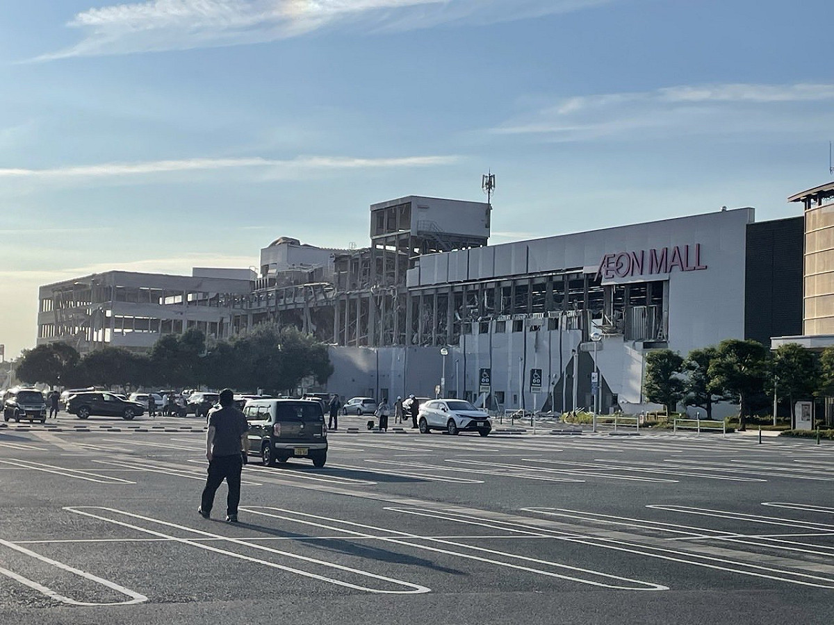 日本熊本縣發生規模 7.1 的強震後，位於嘉島町的永旺夢樂城熊本出現爆炸，導致 7 名商場員工死亡。其中， 2 名 Habita 的員工被上司指示返回商場，將營業利潤放入保險箱內而被捲入爆炸不幸死亡。但事故發生後，公司高層卻屢次試圖推卸責任，相關行為引發網友們的不滿情緒。 圖：翻攝@taaa_11_18X