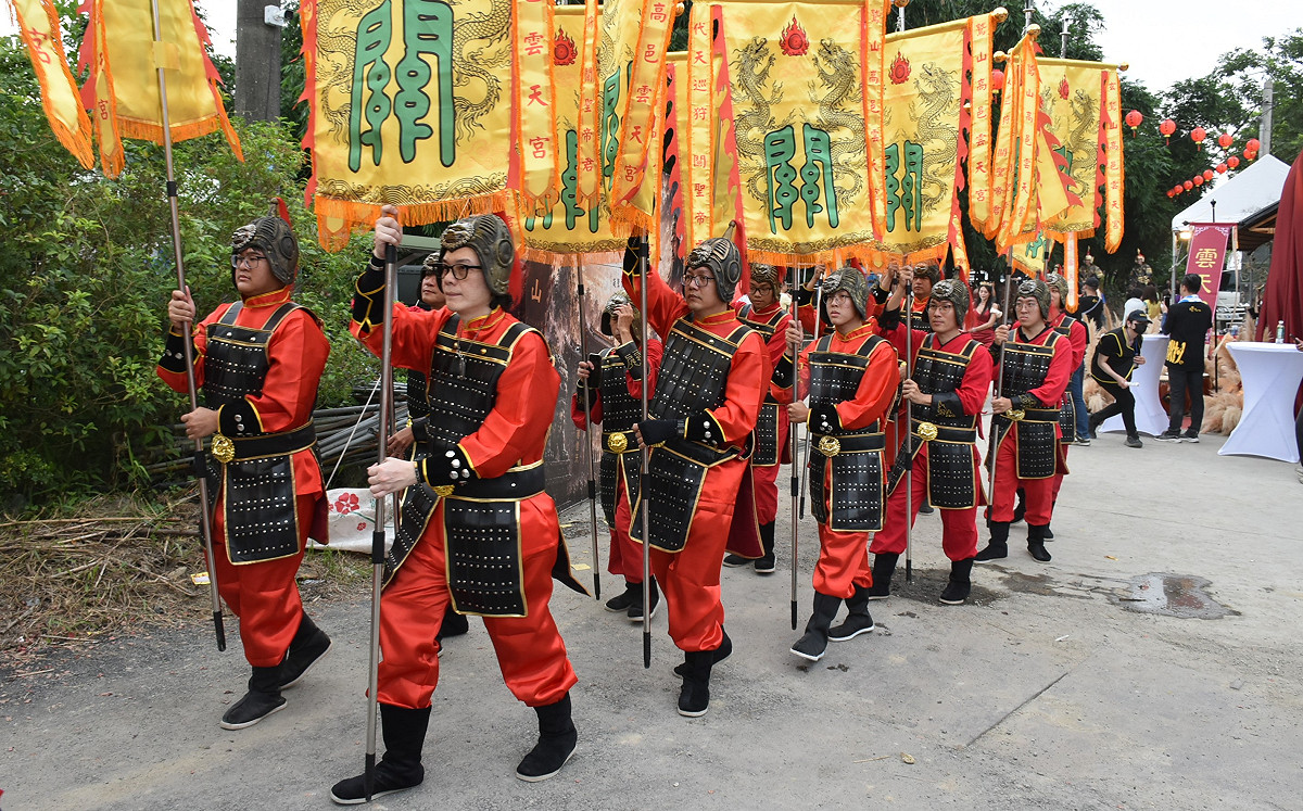 關字旗進場氣勢不凡。 圖：孫家銘攝