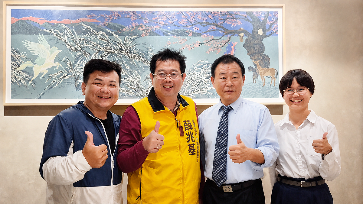薛兆基(左二)與公益服務團隊的專業夥伴朱育輝(左一)、高水龍(右二)、黃舒敏(右一)。 圖：薛兆基服務處／提供