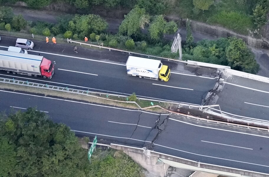 日本熊本28日發生強震，八代市一處高速公路路段出現明顯裂縫。（共同社） 圖：中央社提供