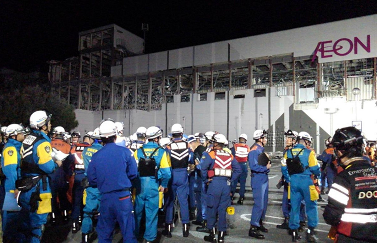 自永旺夢樂城熊本商城發生爆炸後，當地警消以及自衛隊都派遣人力前往救援，同時針對建築內傳出呼救聲之處加強搜索，以找尋可能的生還者。 圖：翻攝自@NPA_saigaiKOHO