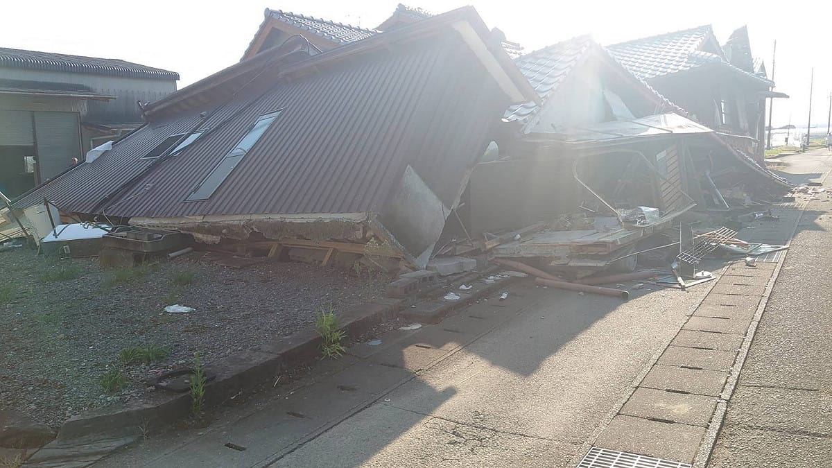 日本熊本發生規模7.1強震，造成建築倒塌、山崩及重大災損，多地緊急展開救援。 圖：翻攝自 X @Osint613