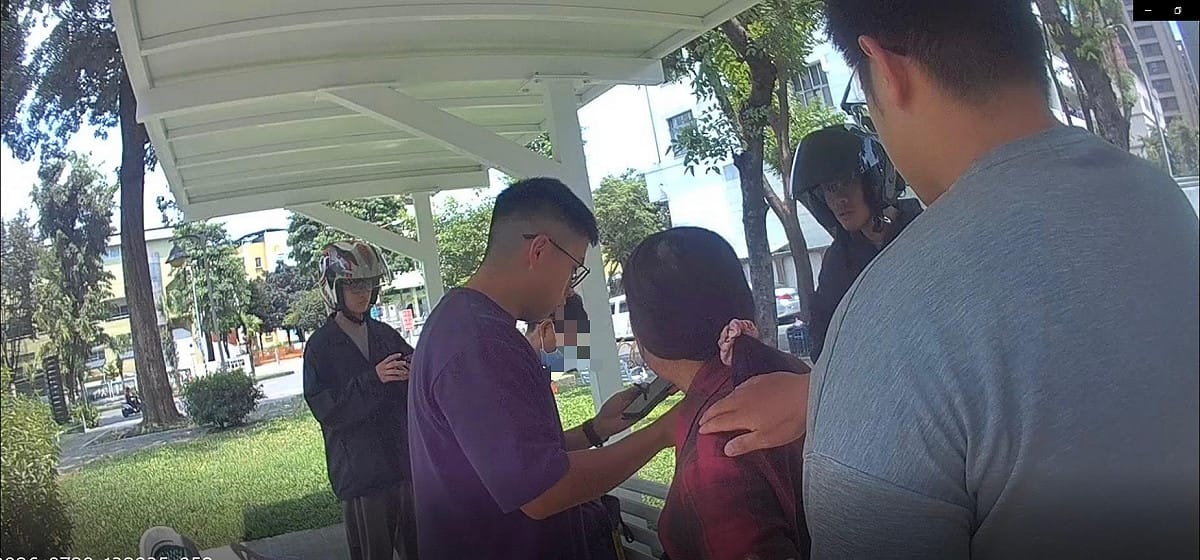 前鎮分局偵查隊打詐小隊趁梁姓女車手與被害人面交時，事先埋伏加以逮捕。 圖：孫家銘翻攝
