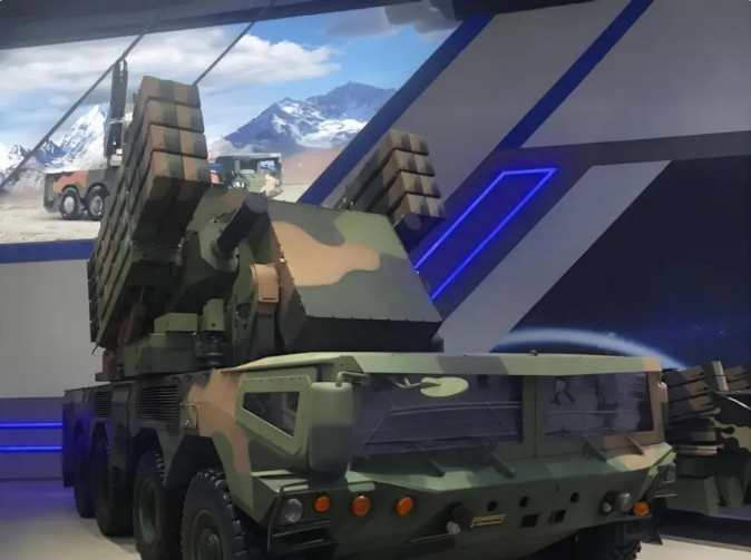 FK-2000 由中國航天科工集團研發，被定位為低空近程防空系統，採用 8×8 高機動越野底盤，可搭載雷達、光電探測設備，以及近程防空飛彈與 30 毫米機砲。 圖:翻攝自馬妍