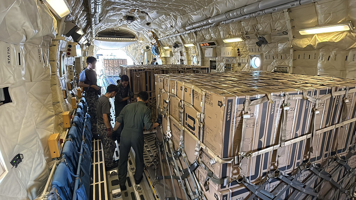 因應熊本縣地震災害，日本航空自衛隊出動C-2運輸機載運支援物資。首批運送改善避難所高溫環境的移動式冷氣300台。 圖：翻攝「X」@JASDF_PAO