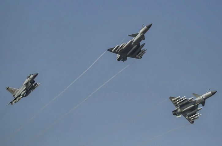 解放軍殲-10CE戰機掛彈飛行。 圖 : 翻攝自零度Military