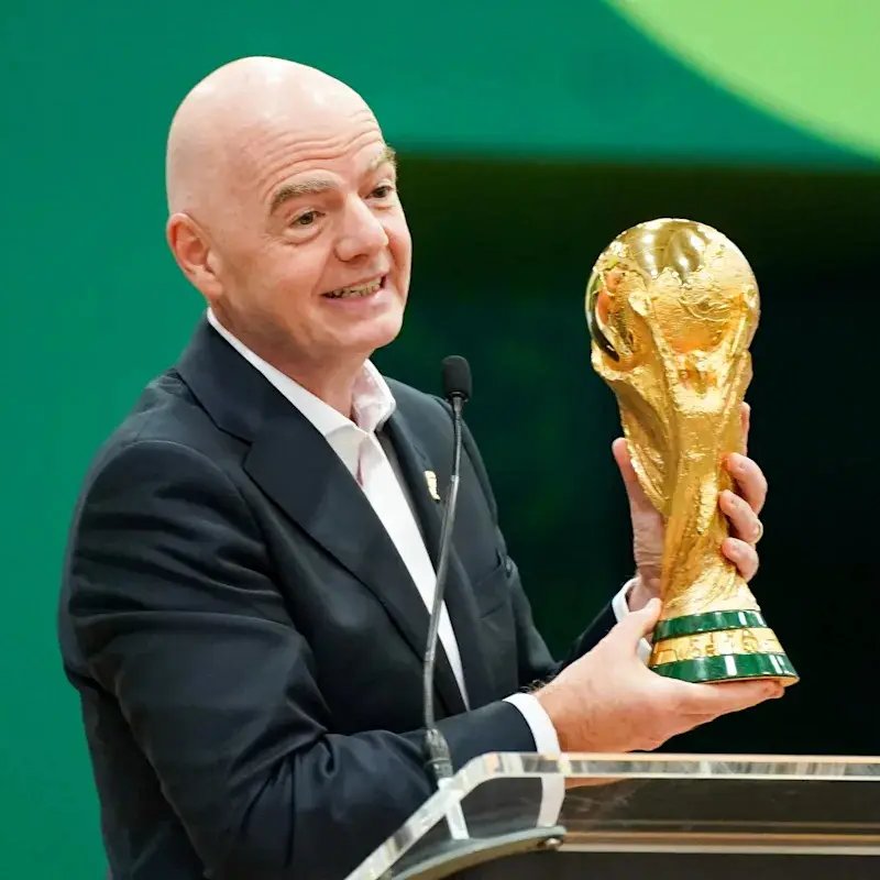 國際足總（FIFA）主席因凡蒂諾（Gianni Infantino）29 日宣布，計畫引進私人投資者成立一家估值高達 200 億美元的新公司，負責世界盃、俱樂部世界盃等賽事的商業營運，希望藉此籌措更多資金投入全球足球發展。 圖:翻攝自X帳號@bosunatiklama