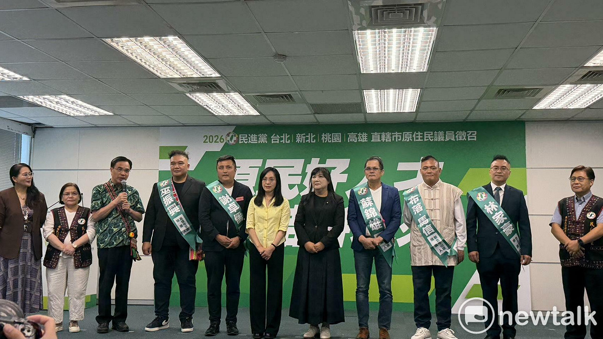 立委陳瑩、伍麗華陪同六位原住民議員參選人。 圖：高逸帆／攝