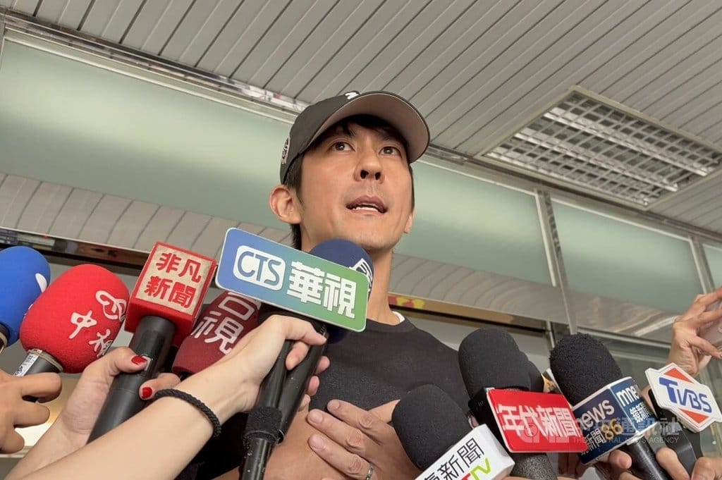 藝人修杰楷（圖）涉閃兵案，遭新北檢方起訴並求刑2年8月。新北地方法院29日開庭審理，修杰楷出庭並坦承犯罪，庭後受訪時表示誠心反省中。中央社記者曹亞沿攝　115年7月29日
