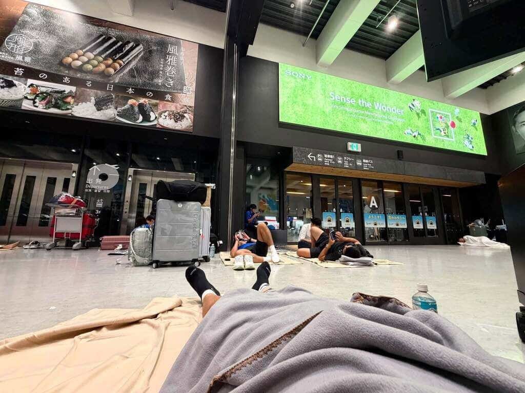 日本熊本縣28日發生規模7.1強震，台灣田徑潛優代表隊正好在機場經歷到這一切，最後滯留機場打地鋪，等待航班恢復營運；隨隊教練陳鴻傑29日說：「小朋友們確實有受到些驚嚇，幸好大家都平安無事」。（陳鴻傑提供）中央社記者黎建忠傳真　115年7月29日