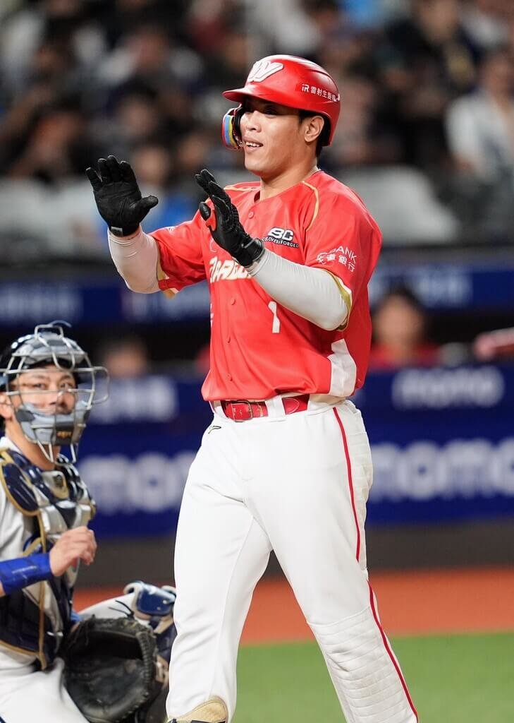 中職味全龍隊陳子豪（中）29日迎來31歲生日，在例行賽7局上敲出超前比數陽春砲，助隊終場以3比1擊敗富邦悍將隊，賽後也獲選單場MVP。（味全龍隊提供）中央社記者謝靜雯傳真　115年7月29日