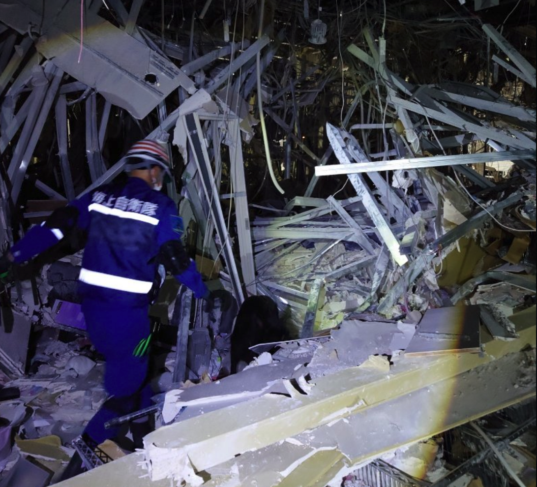 日本九州熊本縣於台北時間本月28日下午3時27分發生規模7.1強震，造成熊本縣多處內傳出災情，而警消以及自衛隊也緊急派遣人力投入救災。 圖：翻攝@ModJapan_saigai Ｘ