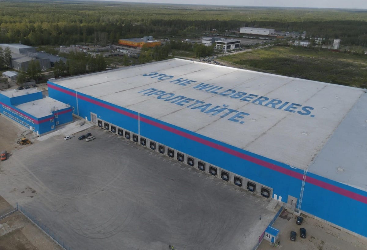 Ozon 位於下諾夫哥羅德（Nizhny Novgorod）的大型物流中心屋頂，以醒目字樣漆上「這裡不是Wildberries，請飛走（This is not Wildberries, please fly away）」。 圖：翻攝自 X