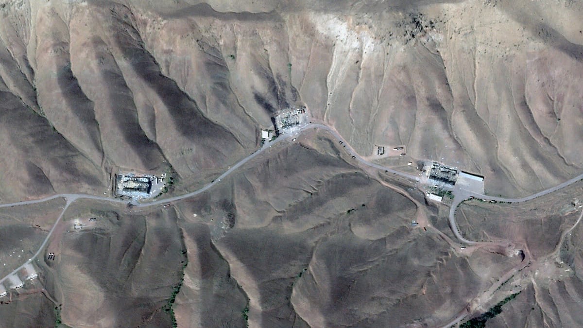 美軍針對伊朗西北部的彈道飛彈基地發動打擊，並成功封鎖伊斯蘭革命衛隊先前剛開通的地下隧道入口。 圖:翻攝自 X @BabakTaghvaee1