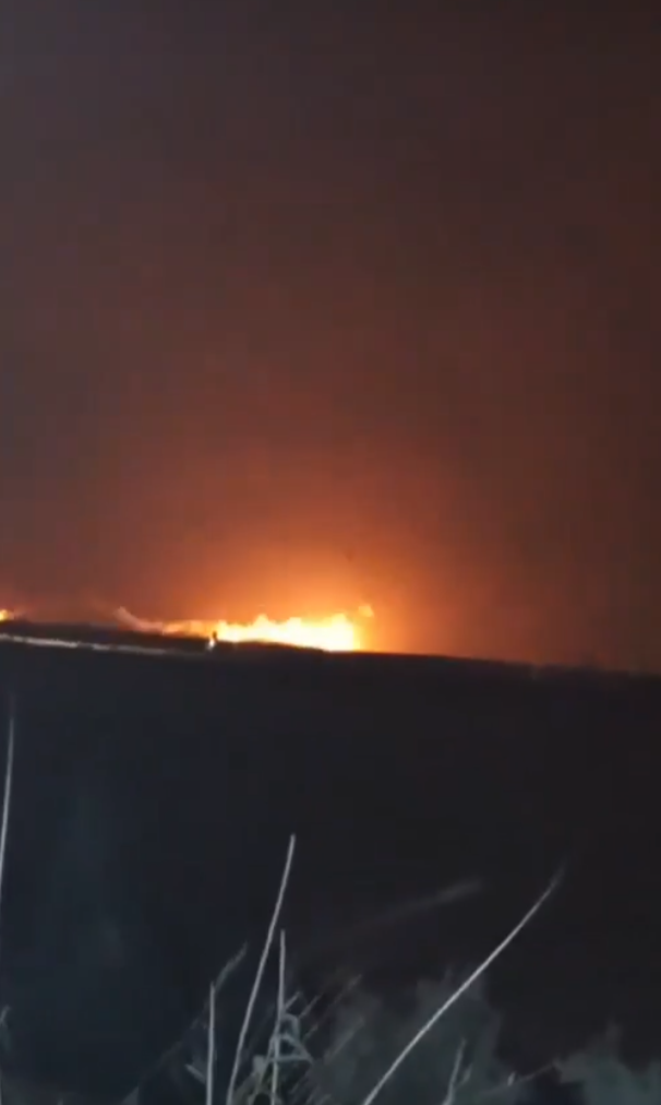 伊朗西南部港口城市阿巴丹 29 日晚間遭美軍轟炸，爆炸產生的熊熊火光直衝天際。 圖:翻攝自 X @TheInsiderPaper