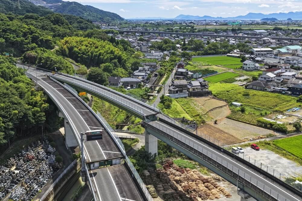 日本熊本28日發生強震，位於八代市的高架路段高速公路出現橋面落差。（共同社）