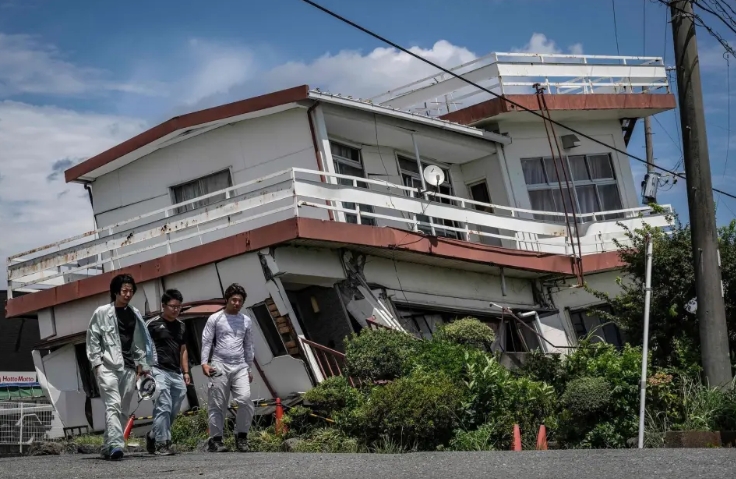 日本熊本大震，造成許多房屋傾斜倒塌。 圖 : 翻攝自 IC Photo