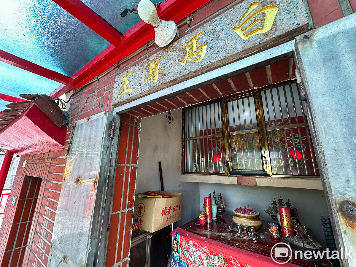 位在台2線89K的白馬尊王廟，1997年建廟，但近30年來卻一直是有白馬尊王廟而沒有白馬尊王鎮守的狀態。馬祖東莒福正村民鄭玉貴說，當年家族籌錢蓋廟後就沒有多餘的錢，那時日子也不好過，把白馬尊王請來這事，拖著拖著就忘了！ 圖：張良一/攝