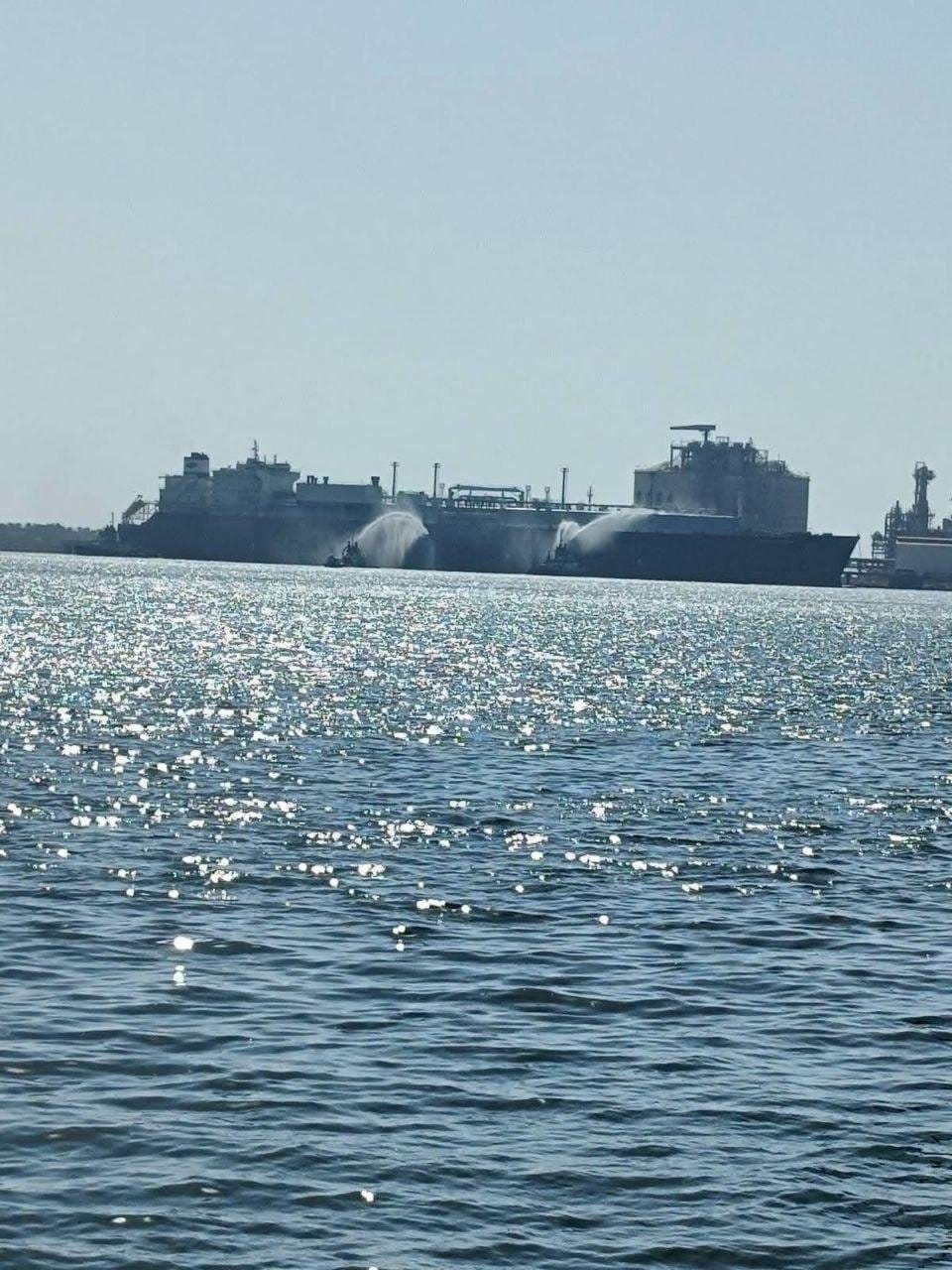 埃及達米埃塔港（Damietta Port）一座由美國企業擁有的液化天然氣（LNG）浮式儲存設施，當天下午傳出遭到自黎巴嫩發射的單程攻擊型無人機襲擊。 圖：翻攝自 X Babak Taghvaee - The Crisis Watch