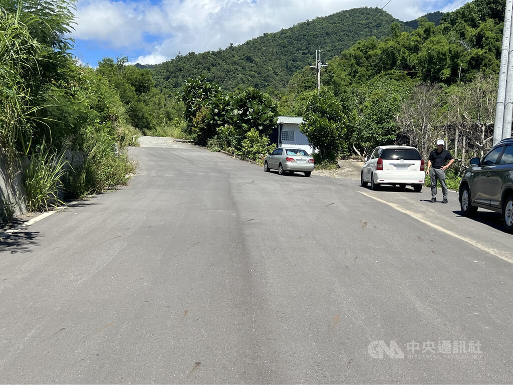 無黨籍台東縣議員林參天日前指控台東縣政府圖利度假村開發案，開闢逾9公尺寬農路（圖）。調查局29日前往台東縣政府農業處搜索；縣府表示，尊重司法調查，全力配合檢調釐清案情。中央社記者盧太城台東攝　115年7月30日