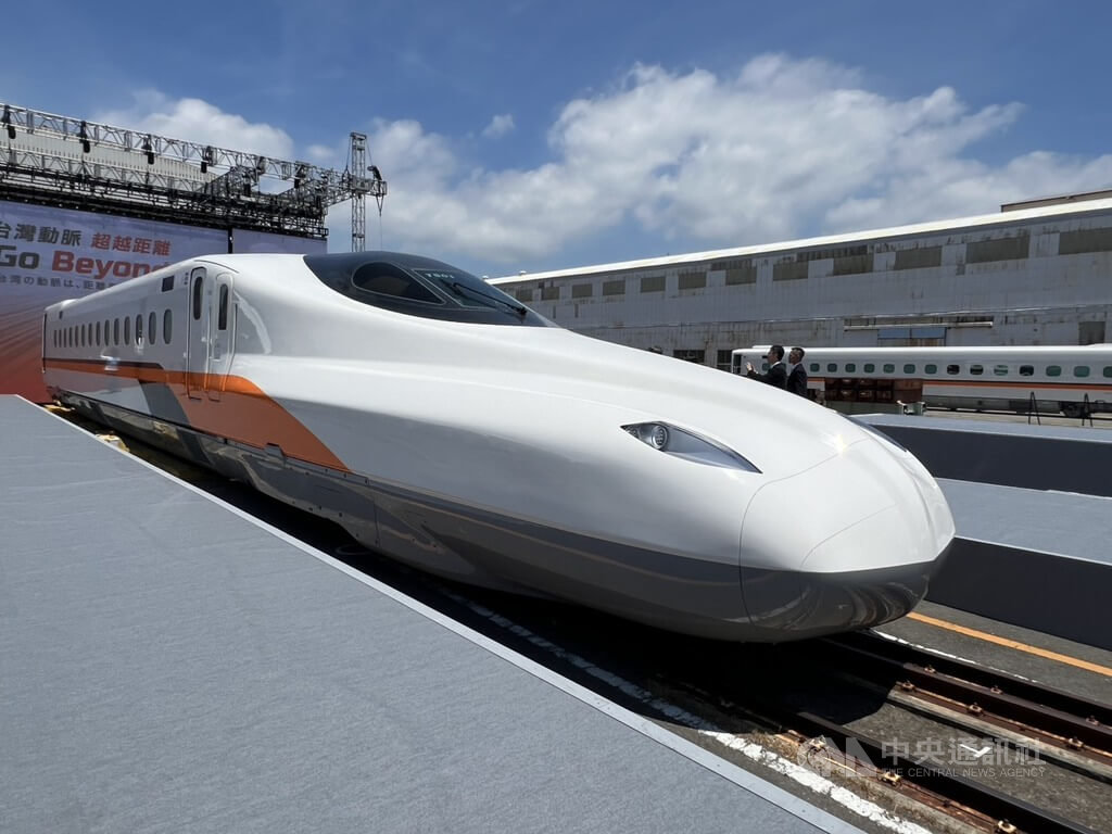 台灣高鐵採購12組新世代列車N700ST，首組新車30日出廠，外觀設計延續700T橘黑配色的強烈對比，針對車體曲線進行細緻調整，車頭以明亮白色為主體，橘、黑雙色曲線自車頭交會後，平行延伸至車身側面。中央社記者記黃巧雯攝　115年7月30日