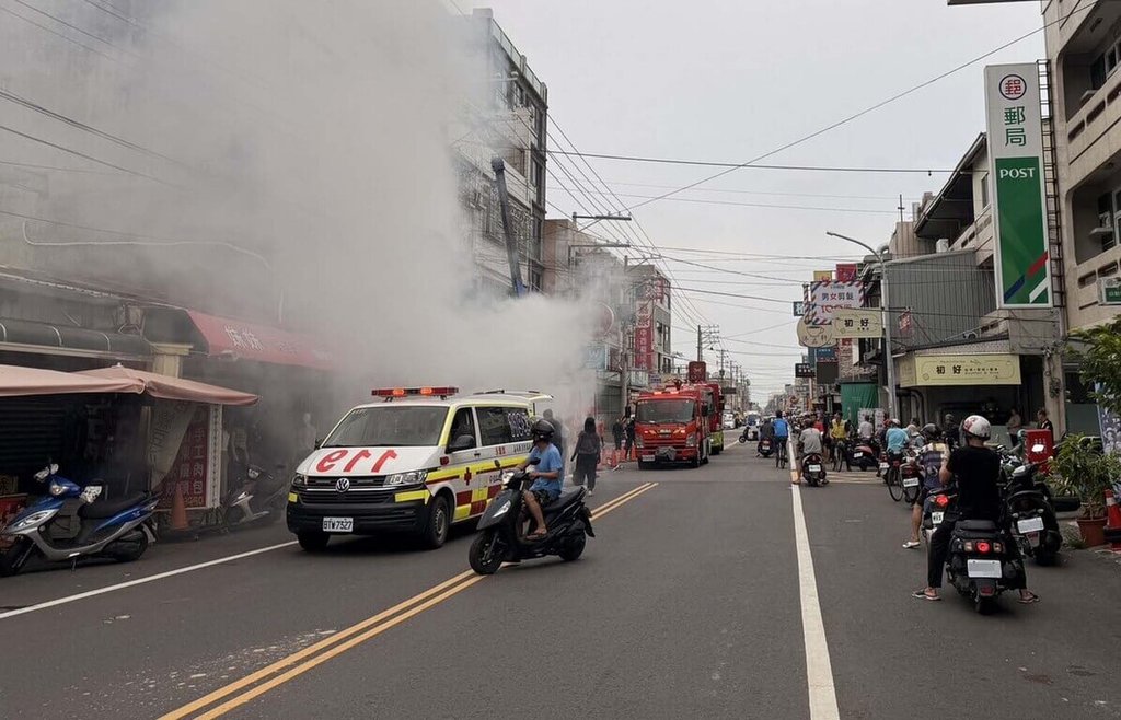 嘉義縣太保市中山路一家電器行30日進行招牌安裝工程時，吊車疑不慎碰觸高壓電線，傳出劇烈爆炸聲響，冒出濃煙，造成1名工人失去生命跡象，消防局派消防車、救護車到場救援。（台電提供）中央社記者蔡智明傳真　115年7月30日