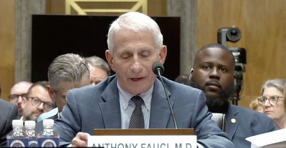 美國前白宮 COVID-19 疫情顧問安東尼‧佛奇（Anthony Fauci）近日出席參議院國土安全與政府事務委員會聽證會時，援引美國憲法第五修正案，拒絕回答有關他在美國政府疫情應對過程中所扮演角色的問題。 圖：翻攝自 X Nick Sortor