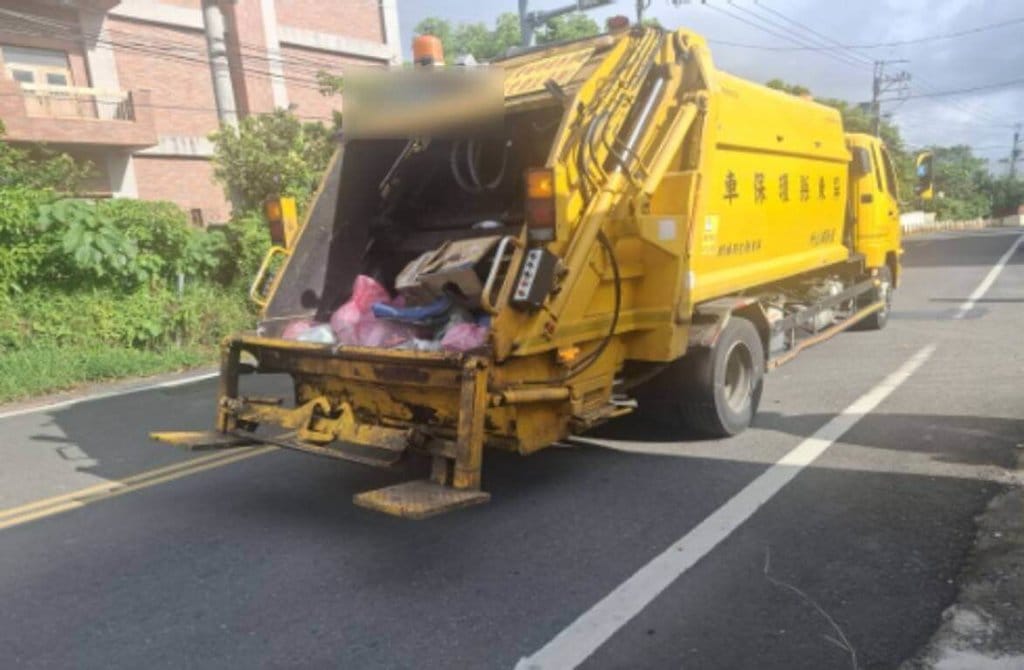 屏東縣恆春鎮清潔隊員施姓男子20日站立於垃圾車後車斗，沿大光路執行垃圾收運作業，不明原因摔落致腦部損傷死亡。家屬盼釐清事故原因。（屏東縣政府警察局恆春分局提供）中央社記者黃郁菁傳真 115年7月30日
