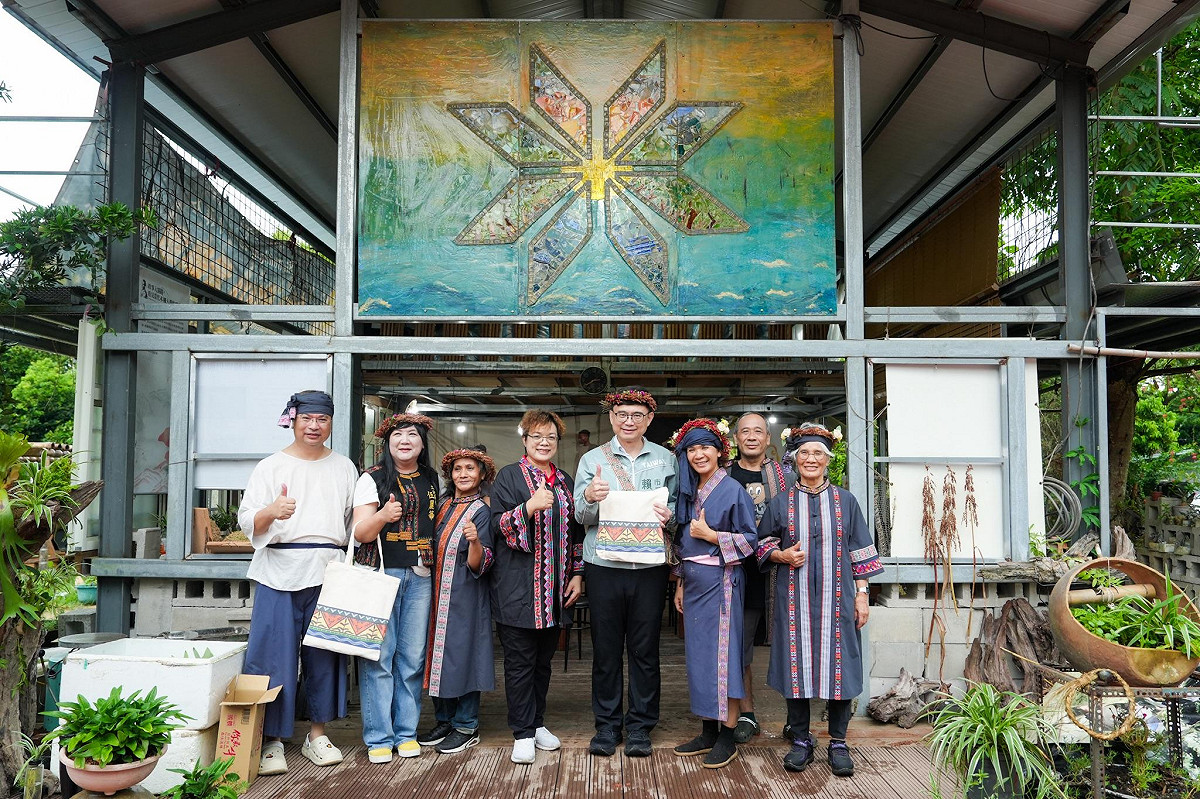賴瑞隆(右四)日前走訪內門木柵地區西拉雅族人居住地。 圖：賴瑞隆辦公室／提供