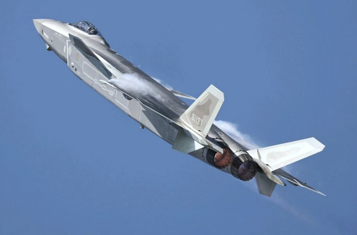 解放軍殲-20更大的機體結構以及雙引擎配置可能具備一定的優勢。 圖：翻攝自  零度Military