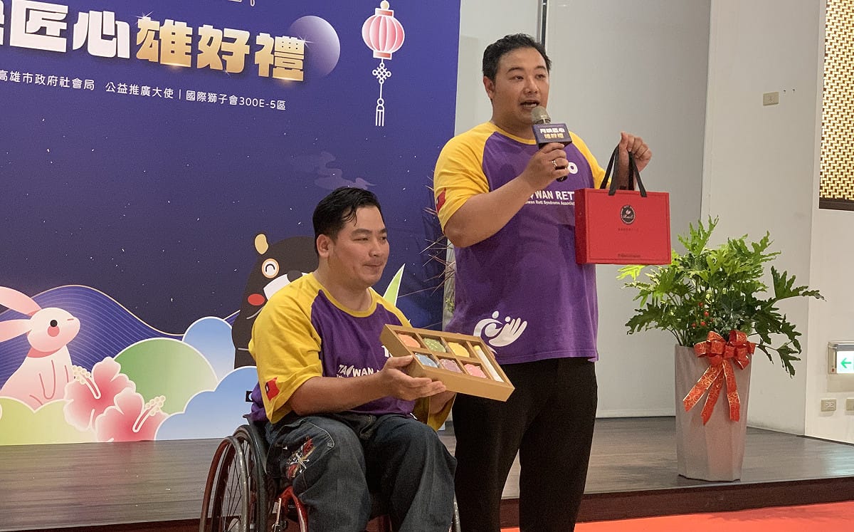 身障團體親自上台行銷克服身體限制、秉持職人精神完成的秋節禮品。 圖：孫家銘攝