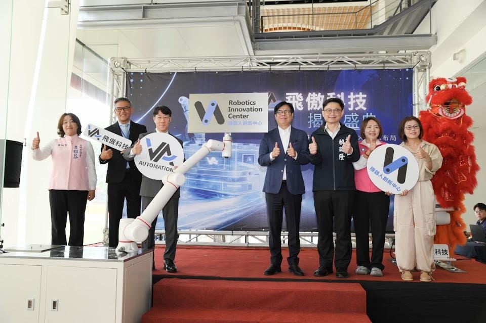 飛傲科技舉行揭幕儀式，並為「機器人創新中心」揭牌，宣告進駐高雄亞灣區，陳其邁(右四)、賴瑞隆(右三)出席見證。 圖：飛傲科技／提供