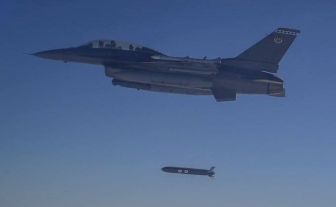 烏軍很可能已將美製的 AGM-188A 鏽蝕匕首空對地巡航導彈投入使用，進一步擴大了烏軍對俄羅斯縱深目標的打擊範圍。有專家分析指出，俄羅斯很可能被迫後撤高價值防空武器，減少前線的防空火力以降低相關武器可能造成的威脅。 圖：翻攝自 @BrennpunktUA X 帳號