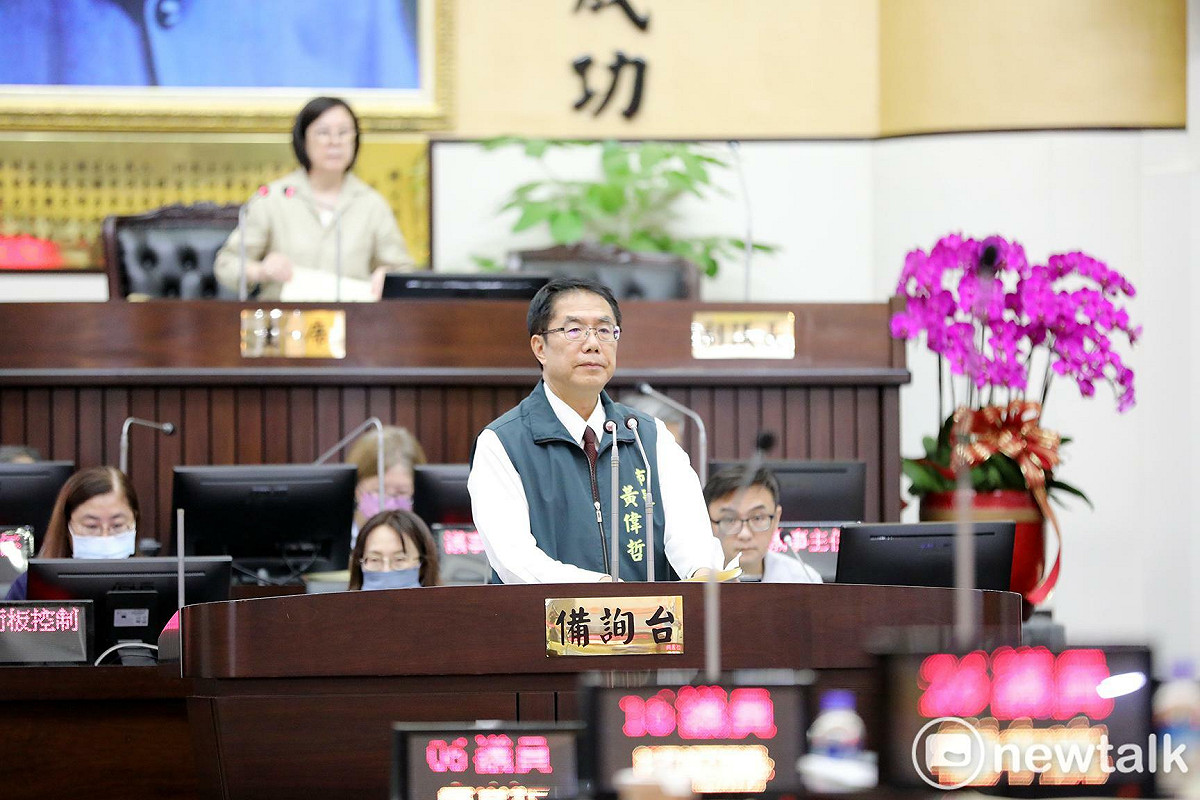 台南市議會舉行第4屆第8次定期會，針對「本市『致癌油（苯駢芘）』食安事件之查緝、稽查及後續追蹤機制」 議題，由市府衛生局提出專案報告，台南市長黃偉哲並率相關局處列席備詢。 圖：台南市政府提供