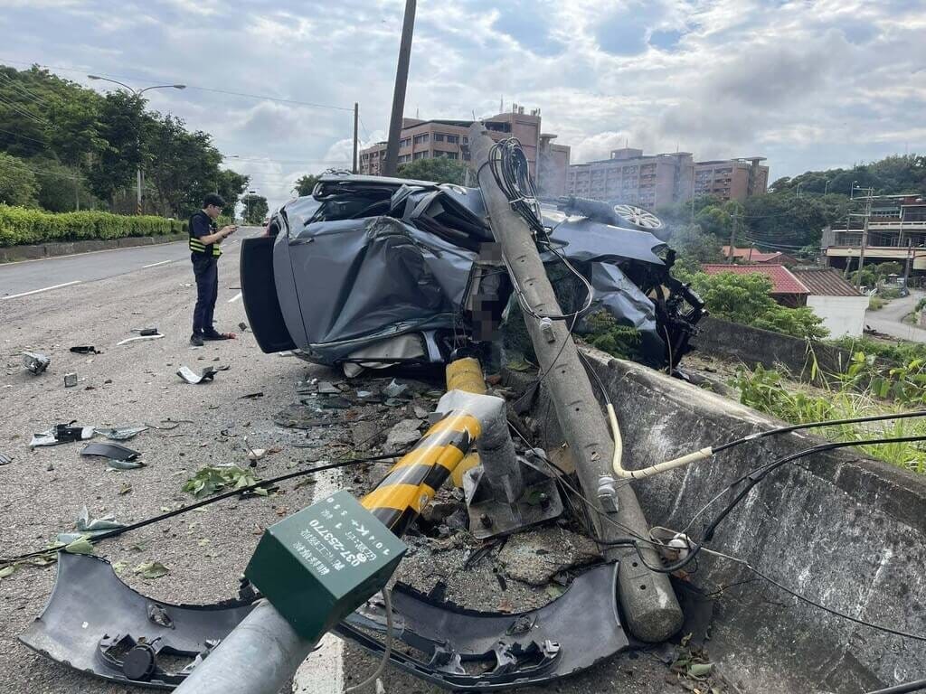 苗栗縣台1線造橋路段30日下午發生自小客車自撞電桿後側翻事故，車體嚴重扭曲變形、零件四散。警方初步調查，駕駛為77歲周姓婦人，經送醫搶救後恢復心跳，轉加護病房治療中。（民眾提供）中央社記者管瑞平傳真　115年7月30日