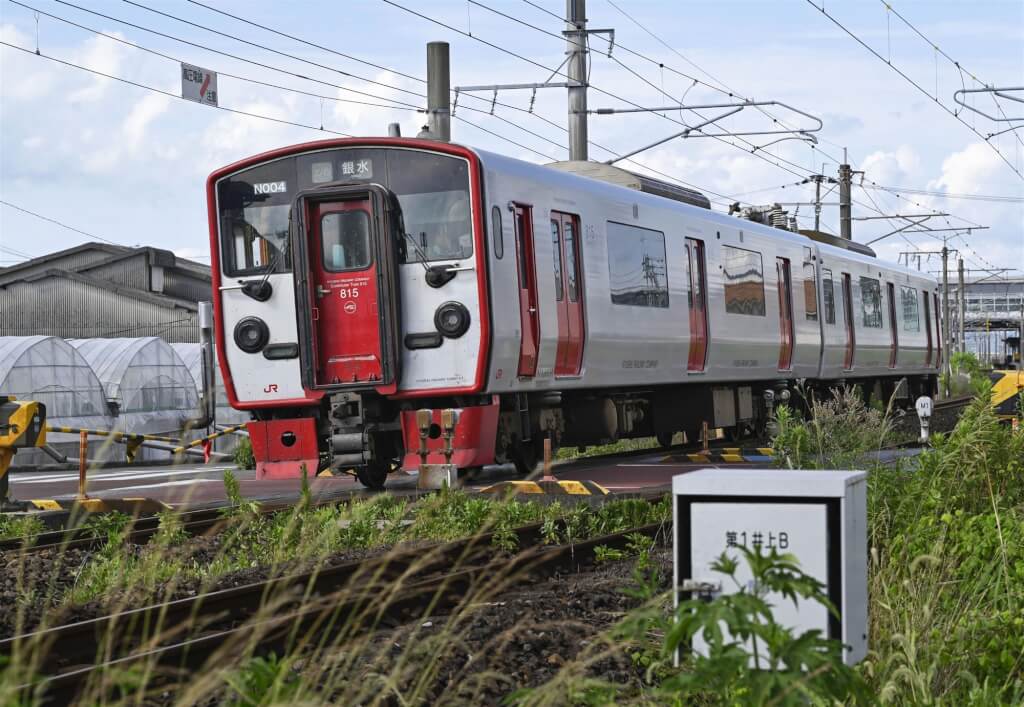 熊本縣八代市JR九州列車29日仍停在鐵軌上。 圖：中央社提供