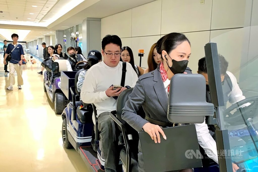 韓國女團Apink成員30日下午搭機抵台，將參與中職味全龍年度主題日「新光亞洲音樂祭」活動，於31日登上台北大巨蛋。中央社記者吳睿騏攝　115年7月30日