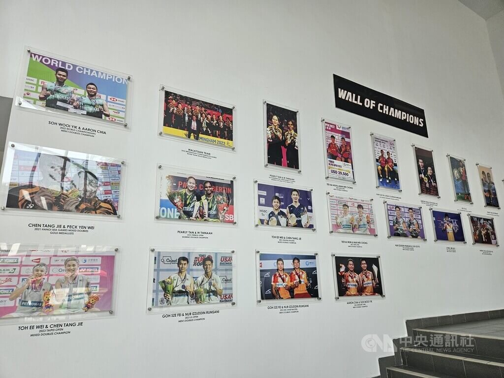 馬來西亞國家羽球訓練中心內的走廊牆面，展示歷年國手在國際重要賽事奪牌紀錄，見證大馬羽壇培育成果。中央社記者黃自強吉隆坡攝　115年7月30日
