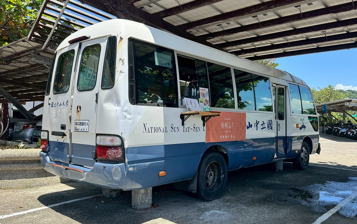 中山大學預定報廢的中型校車活化再利用，化身校園咖啡餐車，以另一種形式繼續服務師生。 圖：中山大學／提供