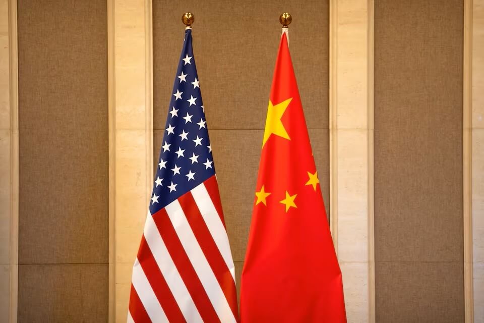 圖為並列的美國和中國國旗。（路透社） 圖：中央社提供