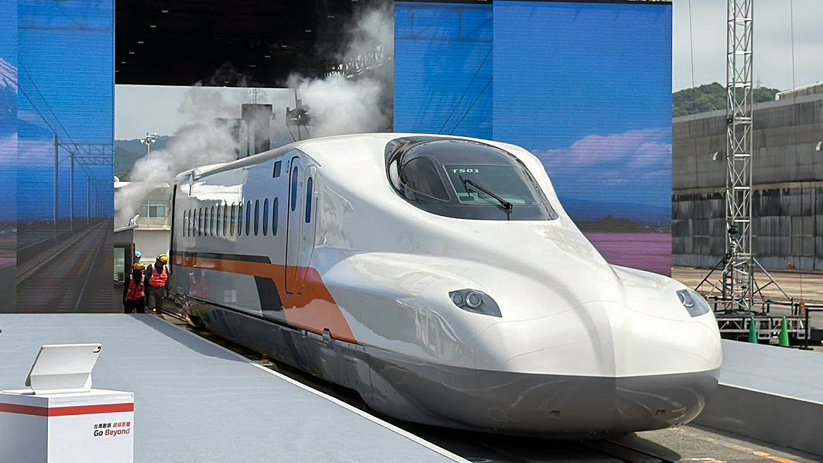 台灣高鐵新世代列車N700ST於日本山口縣日立製作所正式出廠亮相，新車延續日本新幹線技術，預計明年7月1日投入台灣高鐵營運，提升整體運能與旅運服務品質。 圖：駐日代表處提供