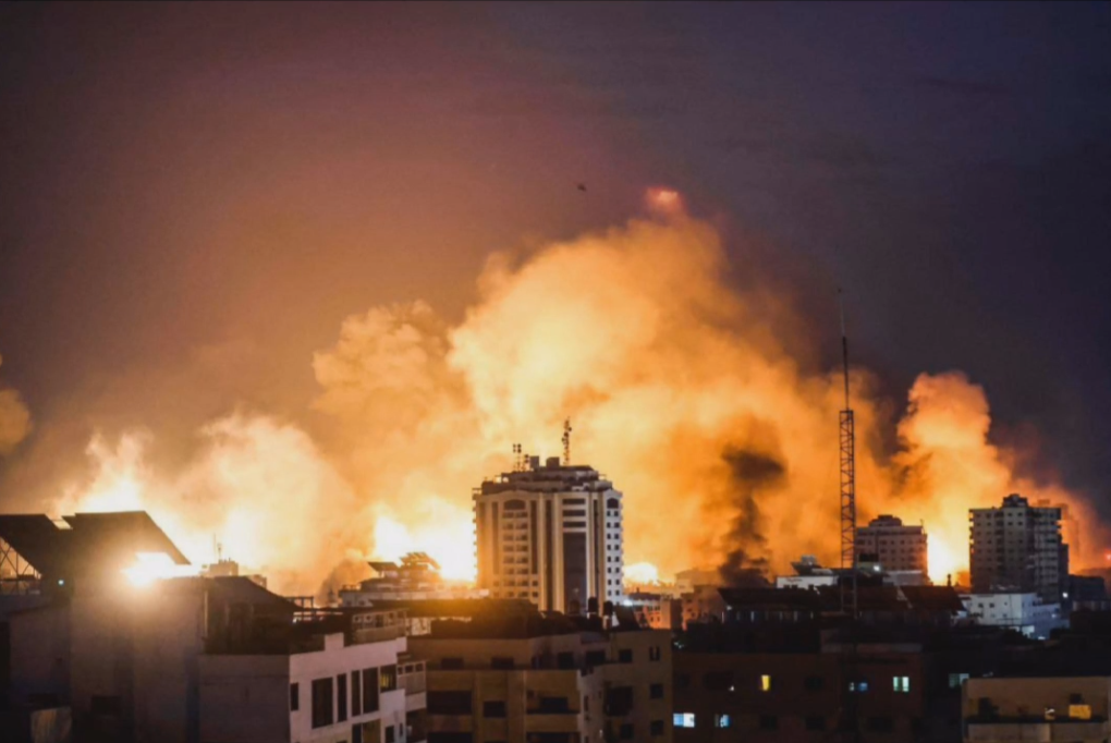 伊朗軍事重鎮阿瓦士當地時間 7 月 30 日遭到美軍劇烈轟炸，爆炸火光照亮夜空。 圖:翻攝自 X @RealBababanaras