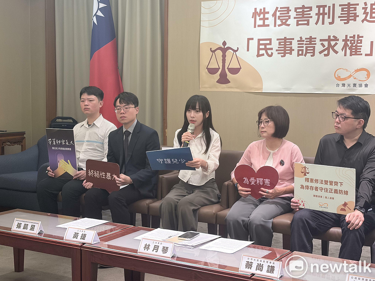 民進黨立委林月琴（右二）與黃捷（中）。 圖：李宣萱/攝