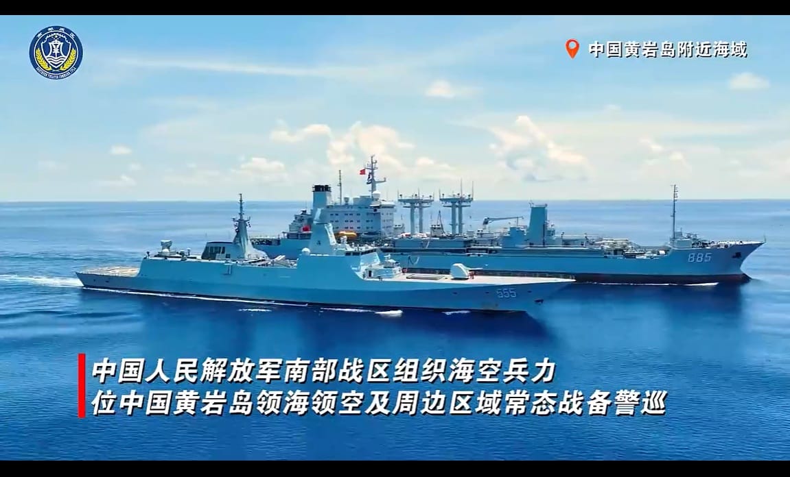 中國解放軍南部戰區30日組織海空兵力黃兒島周邊戰備警巡。圖為054B型飛彈巡防艦「欽州號（舷號555）」與905型綜合補給艦「青海湖號（舷號885）」。 圖：翻攝「微博」南部戰區