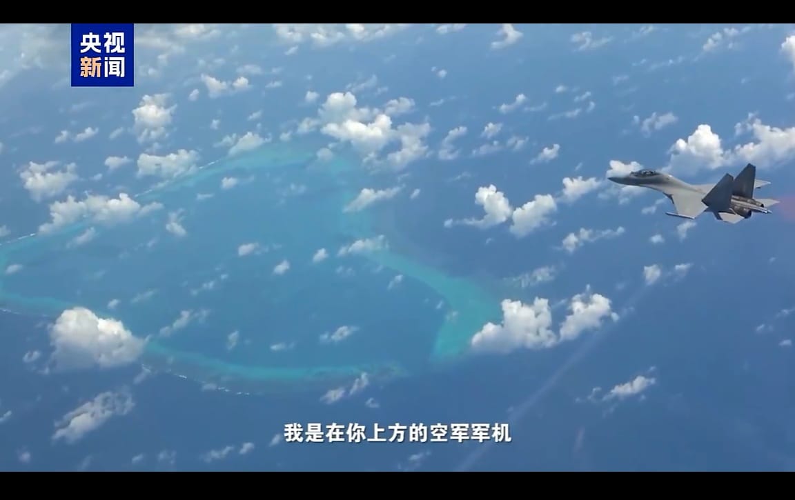 中國解放軍南部戰區30日組織海空兵力黃兒島周邊戰備警巡。空中殲-16機與海上中國海警通聯。 圖：截取「央視新聞」